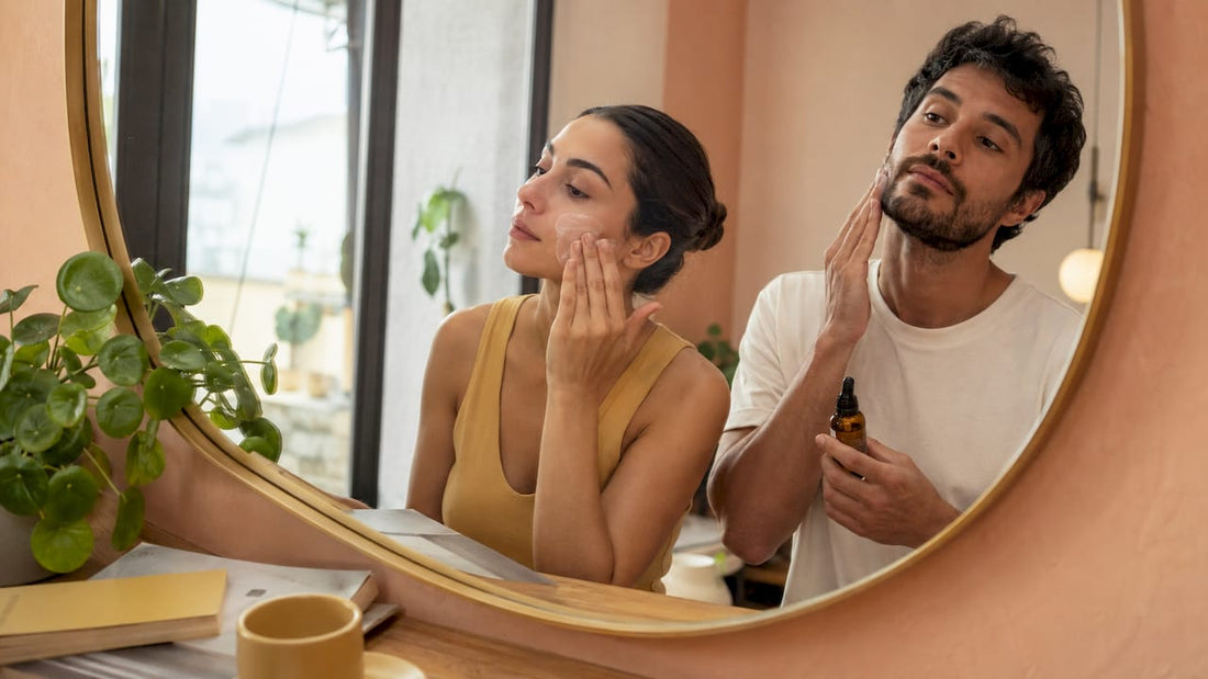 Un homme et une femme prennent soin de leur peau en appliquant des soins du visage.