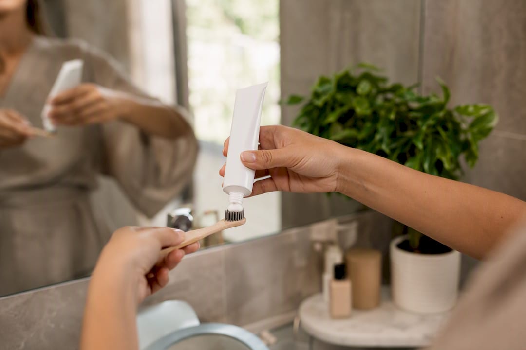 Brossage des dents à la main avec un dentifrice au HAP