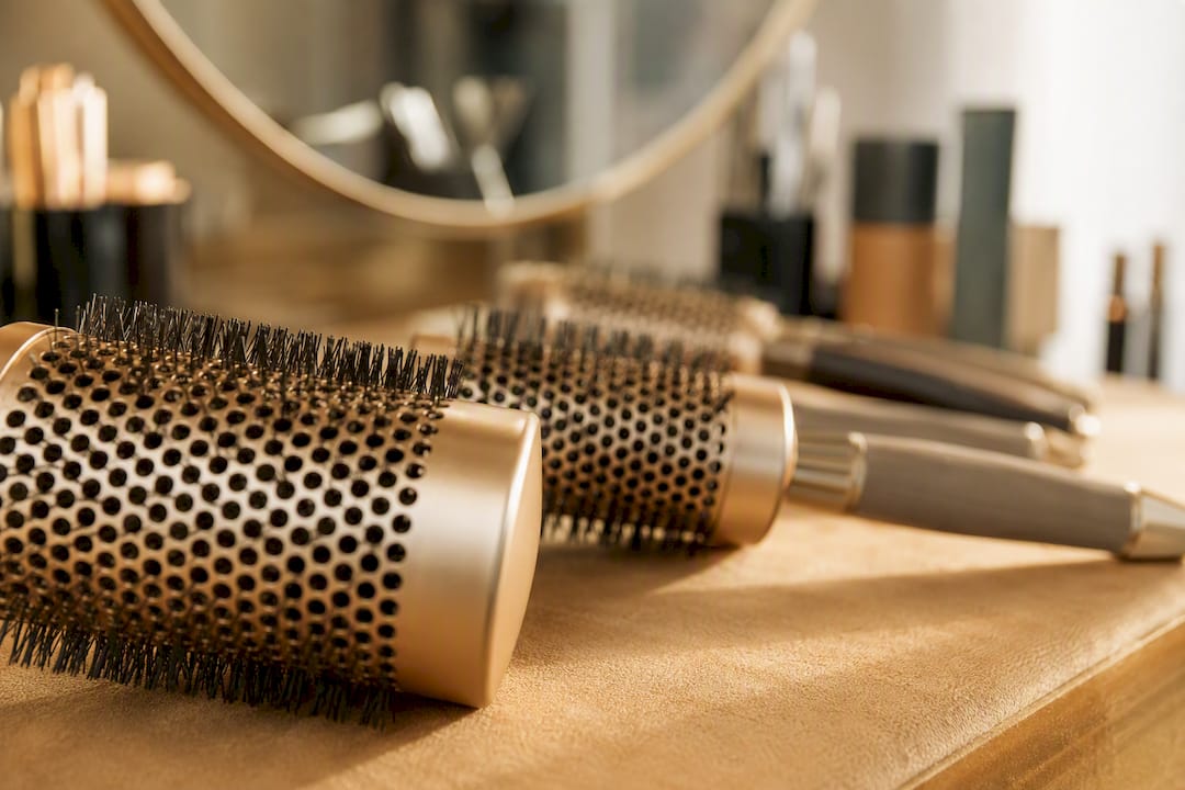 Différentes tailles de brosses rondes sur une table de beauté