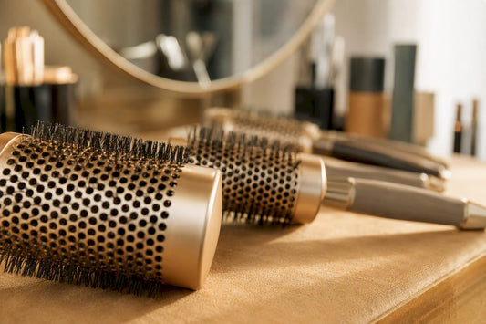 Différentes tailles de brosses rondes sur une table de beauté