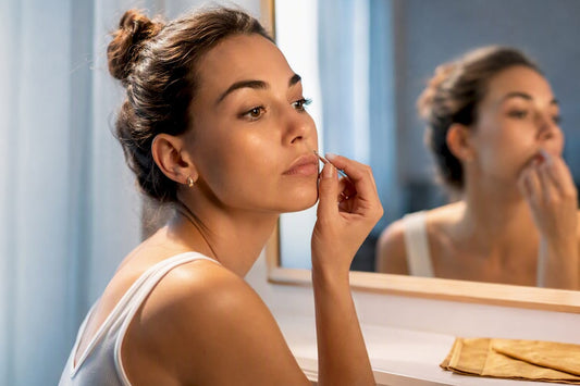 Femme observant une partie de son visage avant l'épilation