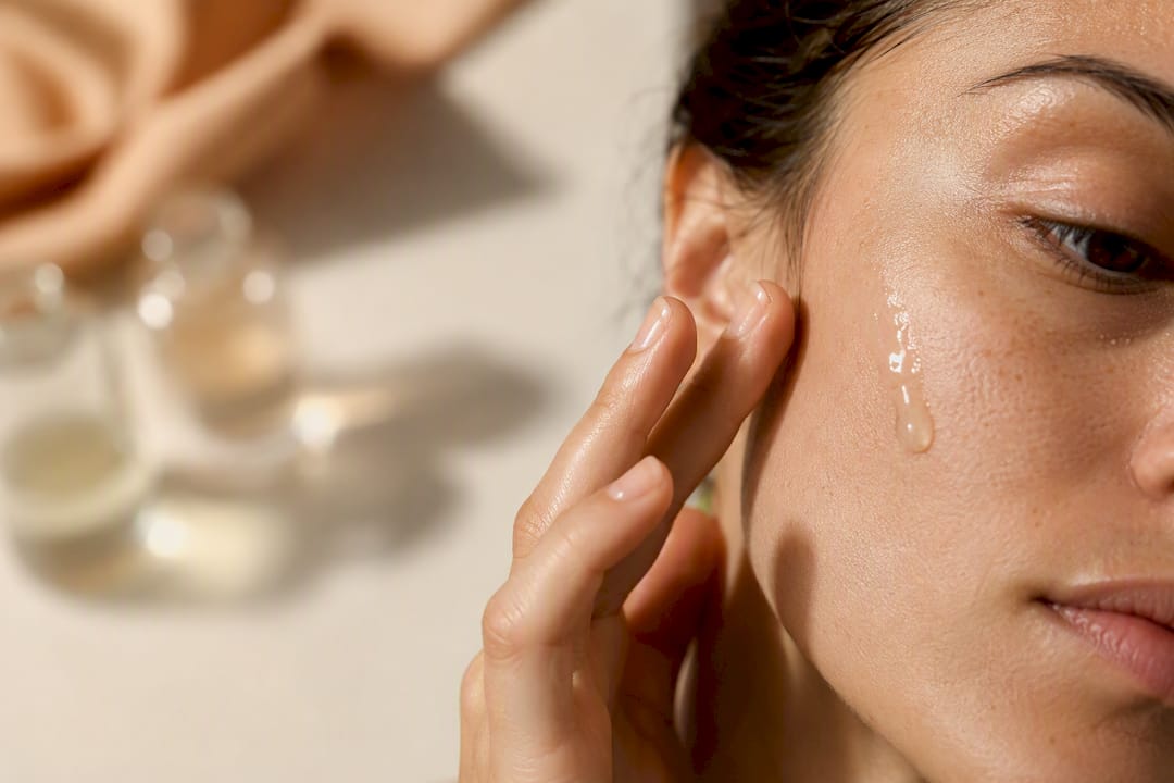Application délicate d'un exfoliant liquide