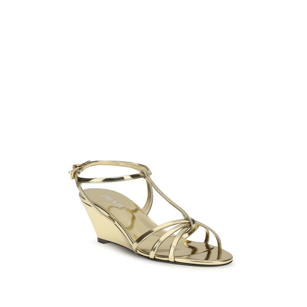 Prada – Sandales Compensées en Cuir Métallique Doré | Pendentif Triangle Logo | SS26