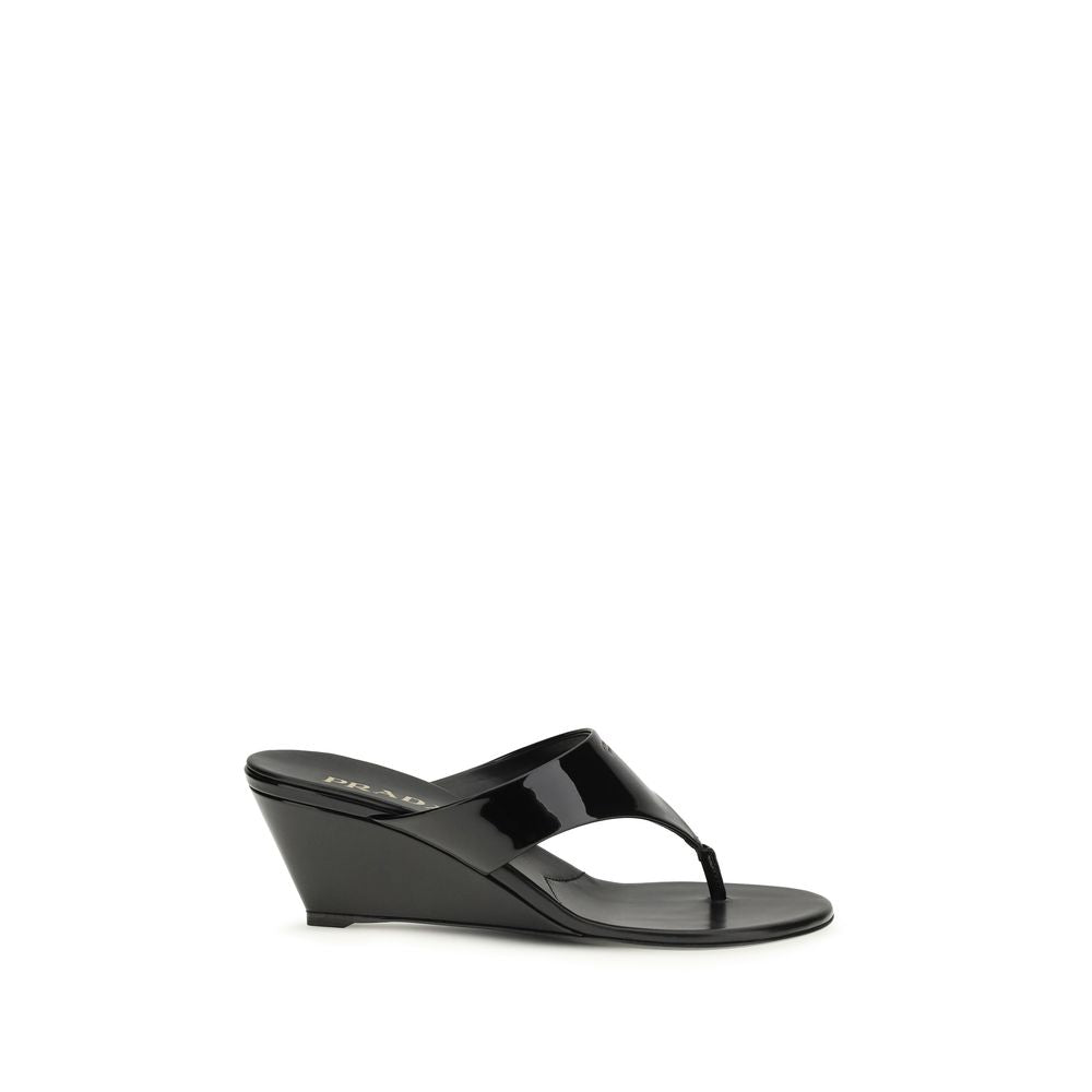 Prada – Mules Tong en Cuir Verni Noir | Logo Laminé en Façade | Talon Compensé | SS26