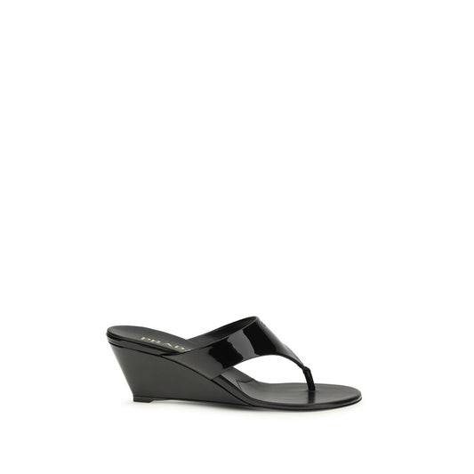 Prada – Mules Tong en Cuir Verni Noir | Logo Laminé en Façade | Talon Compensé | SS26