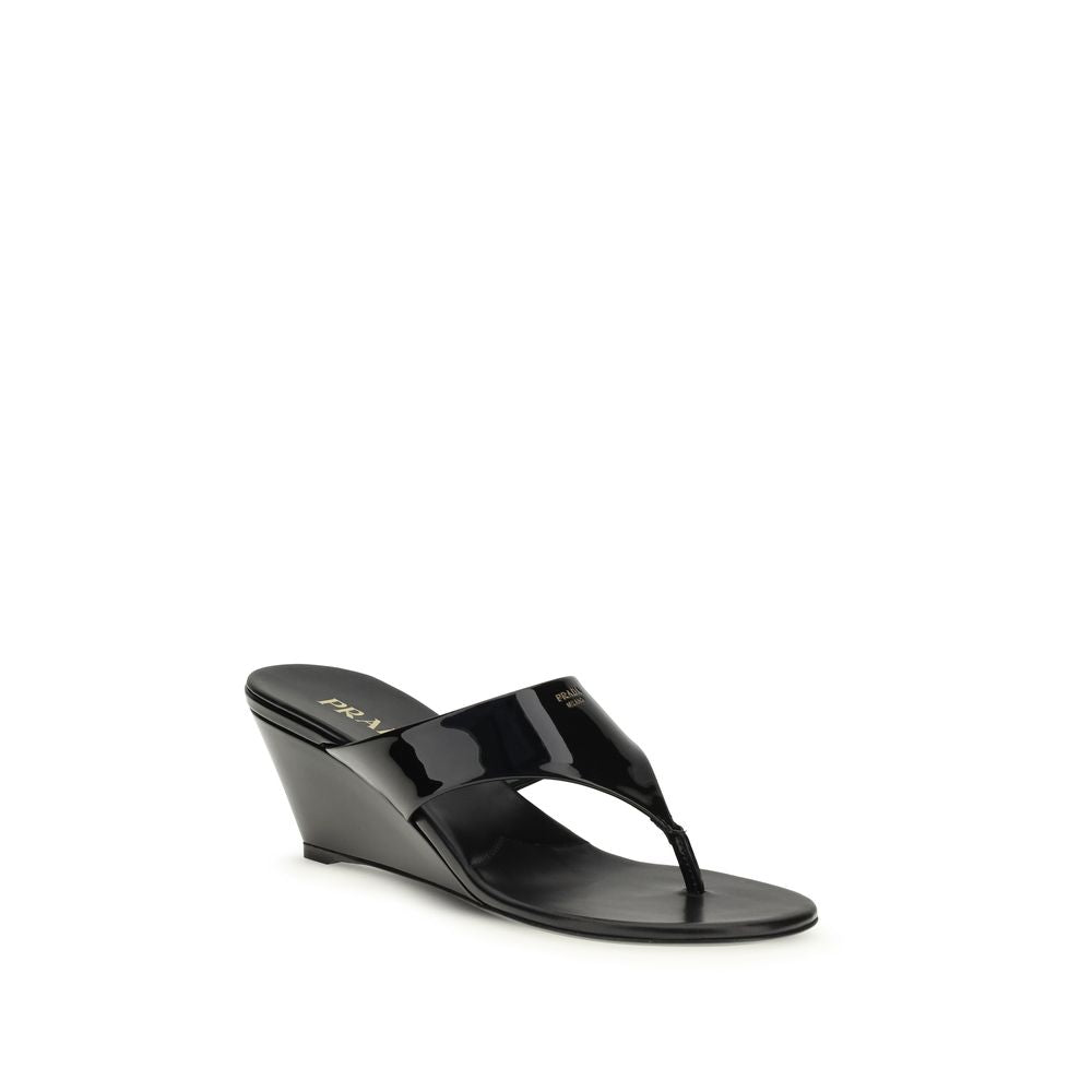 Prada – Mules Tong en Cuir Verni Noir | Logo Laminé en Façade | Talon Compensé | SS26