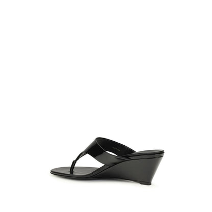 Prada – Mules Tong en Cuir Verni Noir | Logo Laminé en Façade | Talon Compensé | SS26