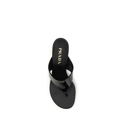 Prada – Mules Tong en Cuir Verni Noir | Logo Laminé en Façade | Talon Compensé | SS26