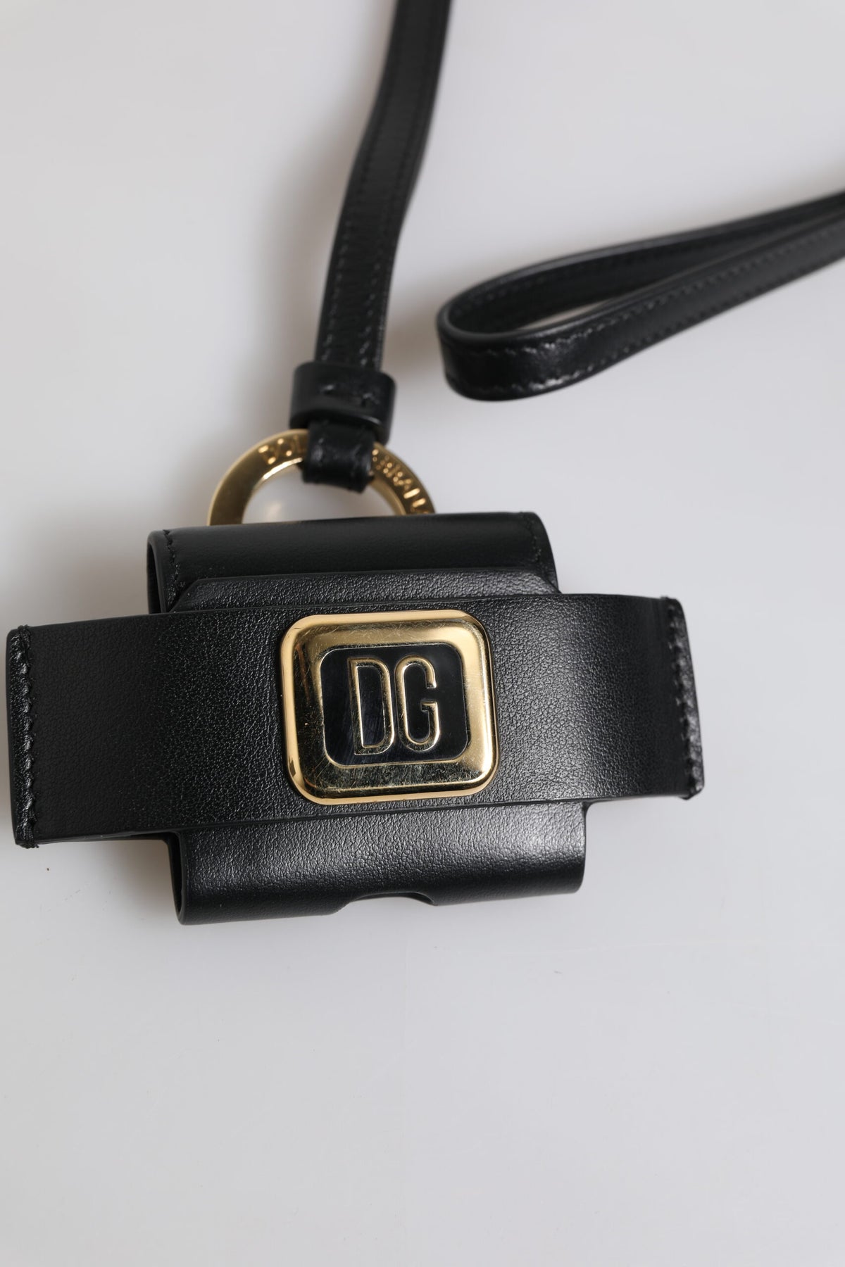 Étui AirPods Dolce & Gabbana homme à plaque logo en cuir noir – SMY10691