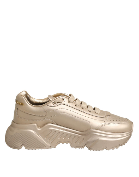 Dolce & Gabbana – Daymaster Sneakers Cuir Doré Semelle Chunky | Logo DG | Fabriquées en Italie | Femme